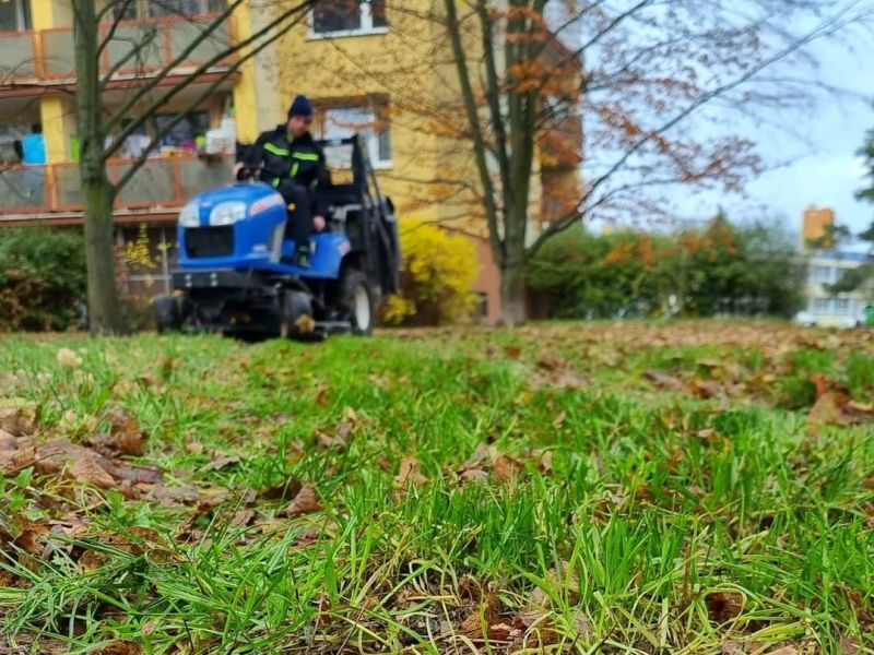 Na Jedničku naposledy vjely sekačky, sklízí spadané listí
