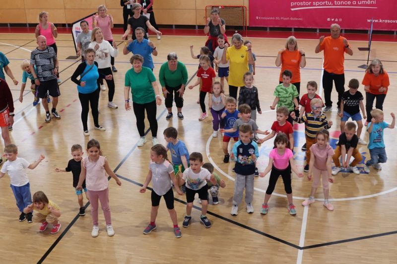 Sportovní hry pro seniory odstartovaly děti ze školky