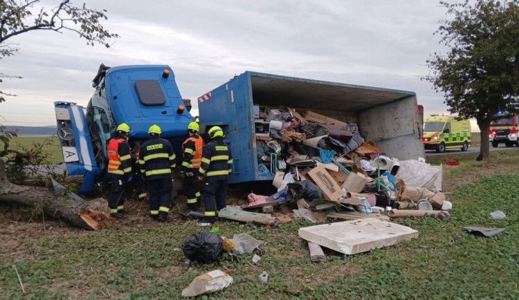Náklaďák s odpadem skončil v příkopu