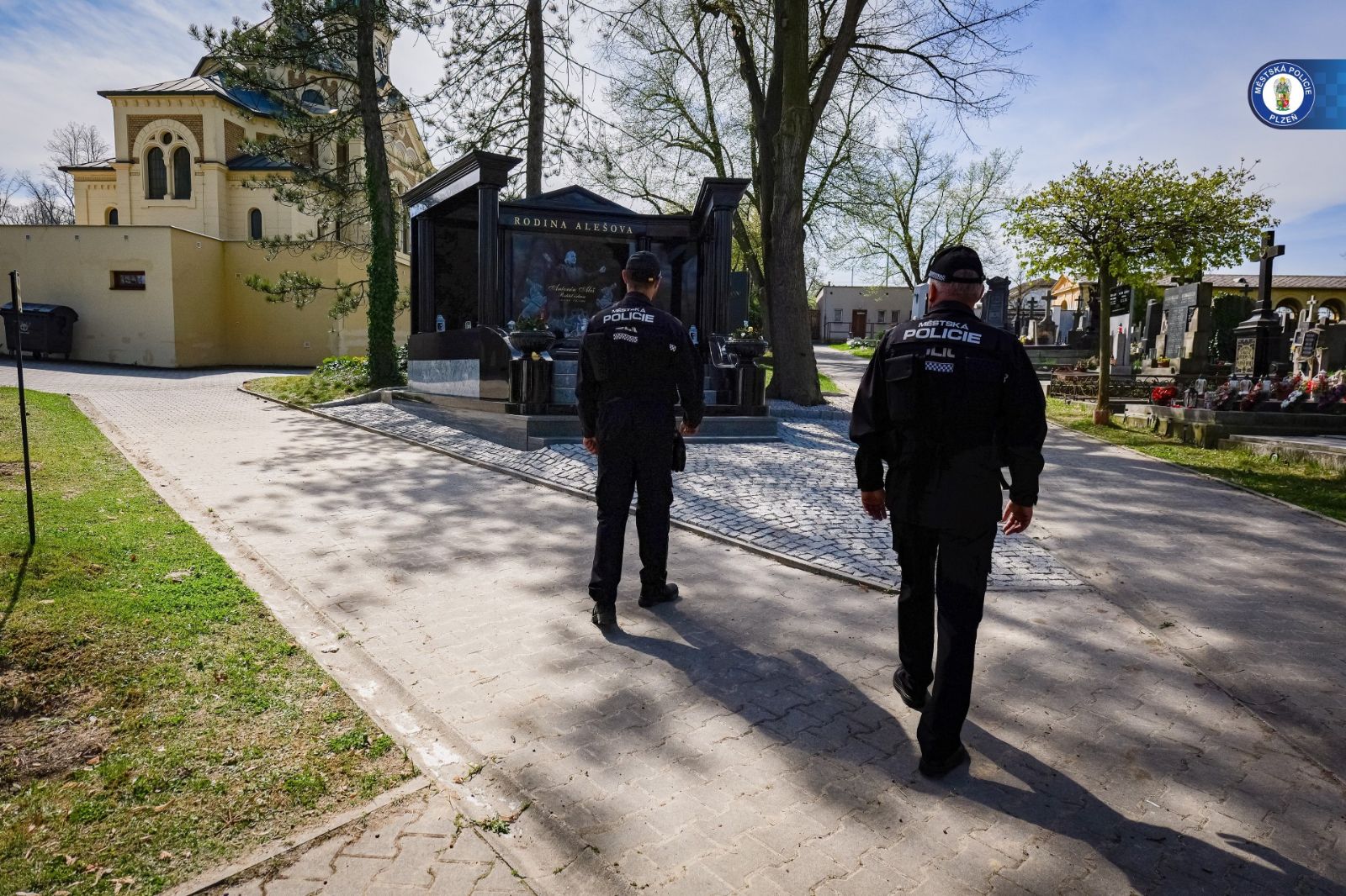 Zvýšená ostraha hřbitovů v Plzni kvůli riziku krádeží během Dušiček