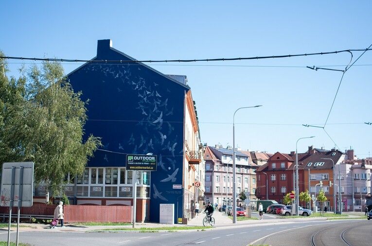 Monumentální mural od studentky zdobí Plzeň v Kaplířovce