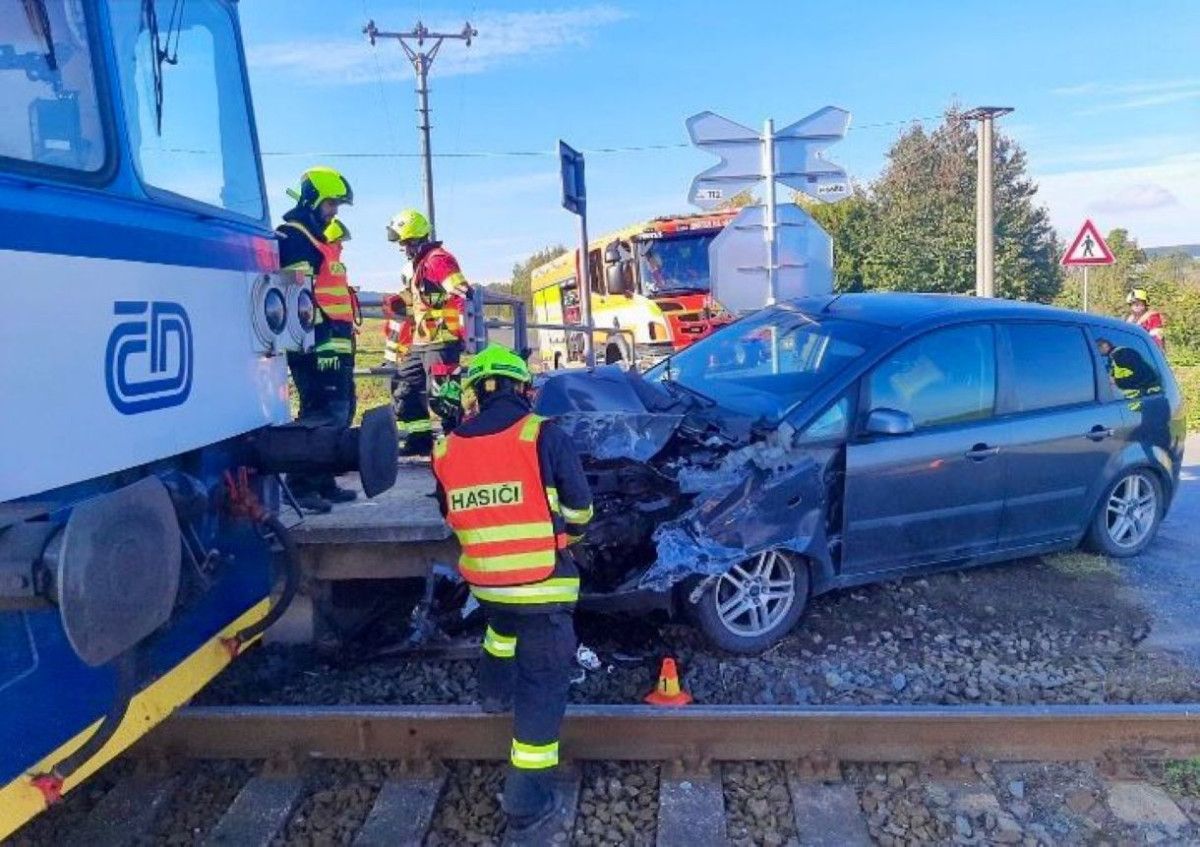 Tragédie u Stoda - střet vlaku s autem si vyžádal život řidiče