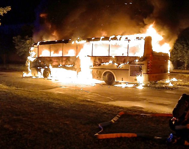 Ve Skladové ulici shořel autobus - škoda 400 tisíc