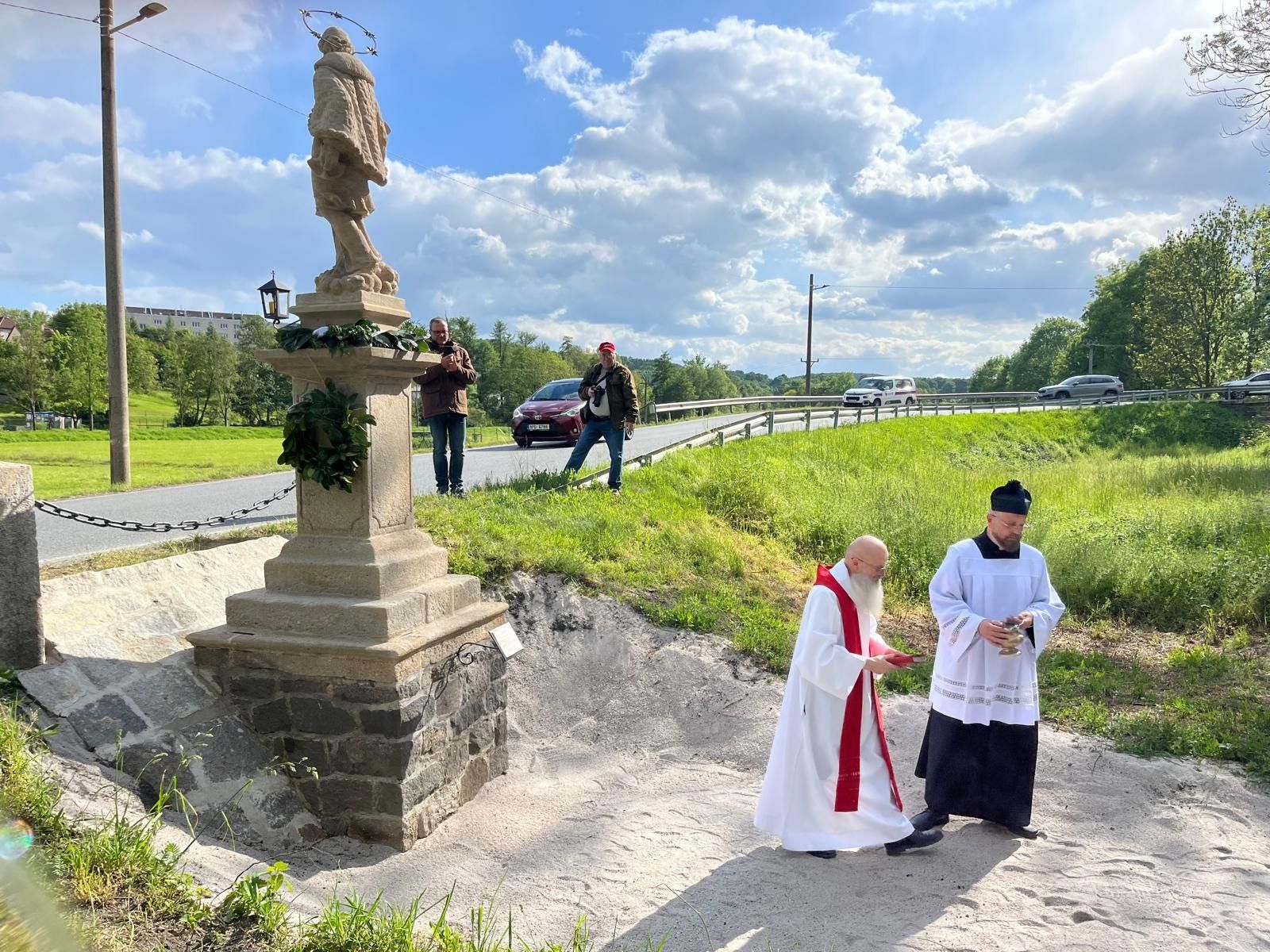Po 50 letech odhalena socha sv. Jana Nepomuckého ve Štěnovicích