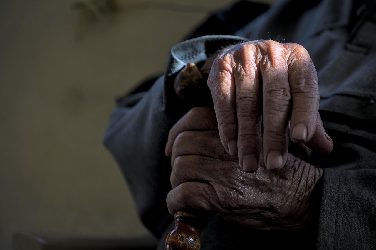 Senior bodl holí řidiče do srdce kvůli parkování