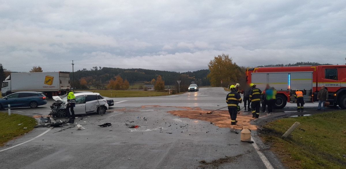 Nehoda u Brodu nad Tichou - čtyři zranění, zasahoval i protichemický tým