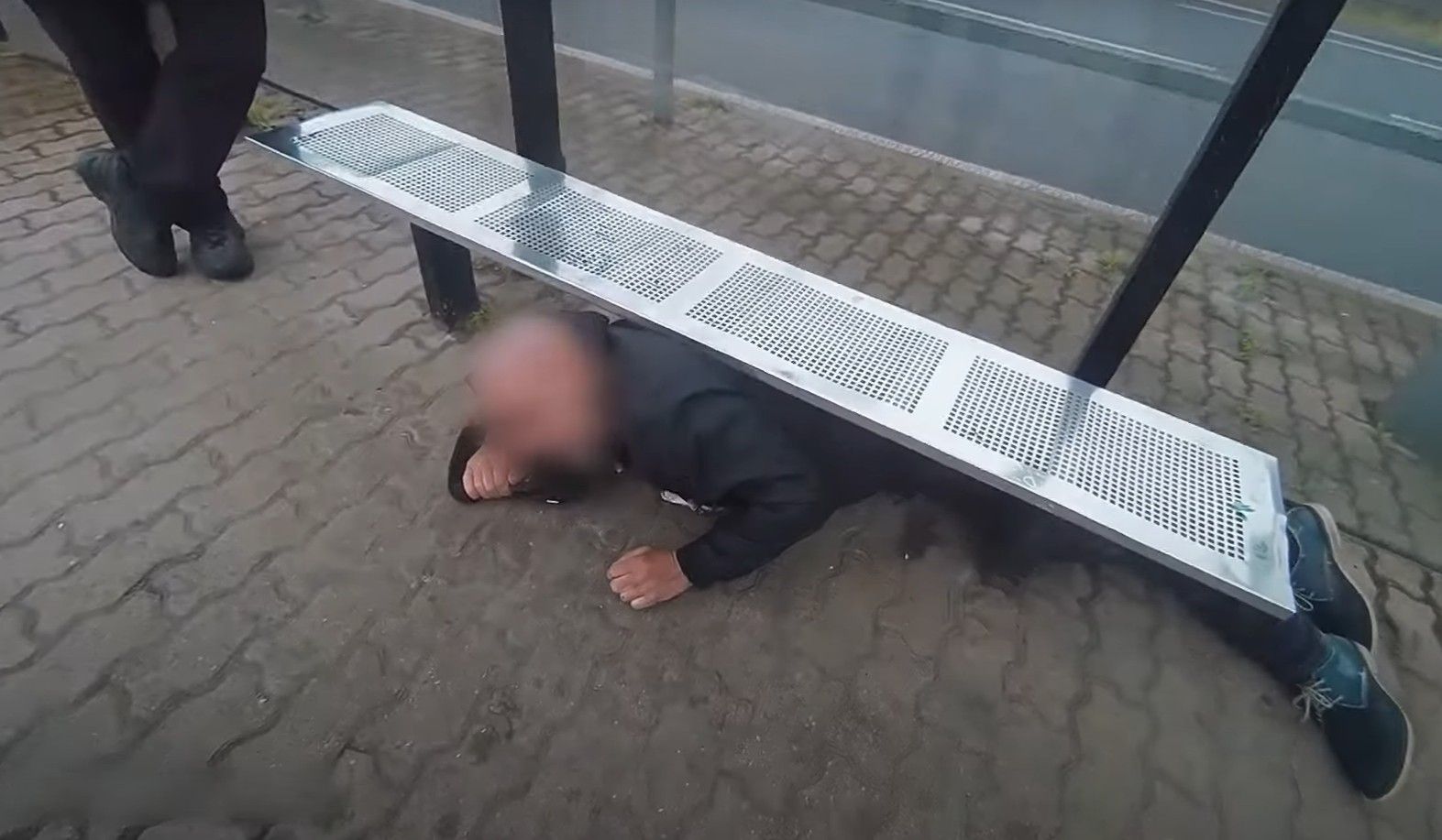 Dědeček uvízl pod lavičkou po oslavě narození vnučky
