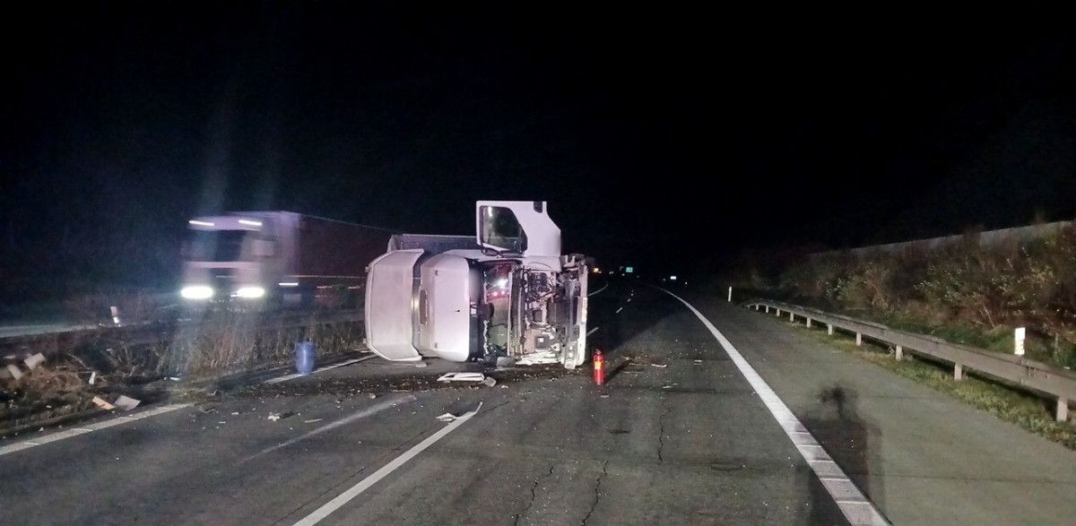 Dálnice D5 uzavřena - převrácený kamion a únik nafty způsobily chaos