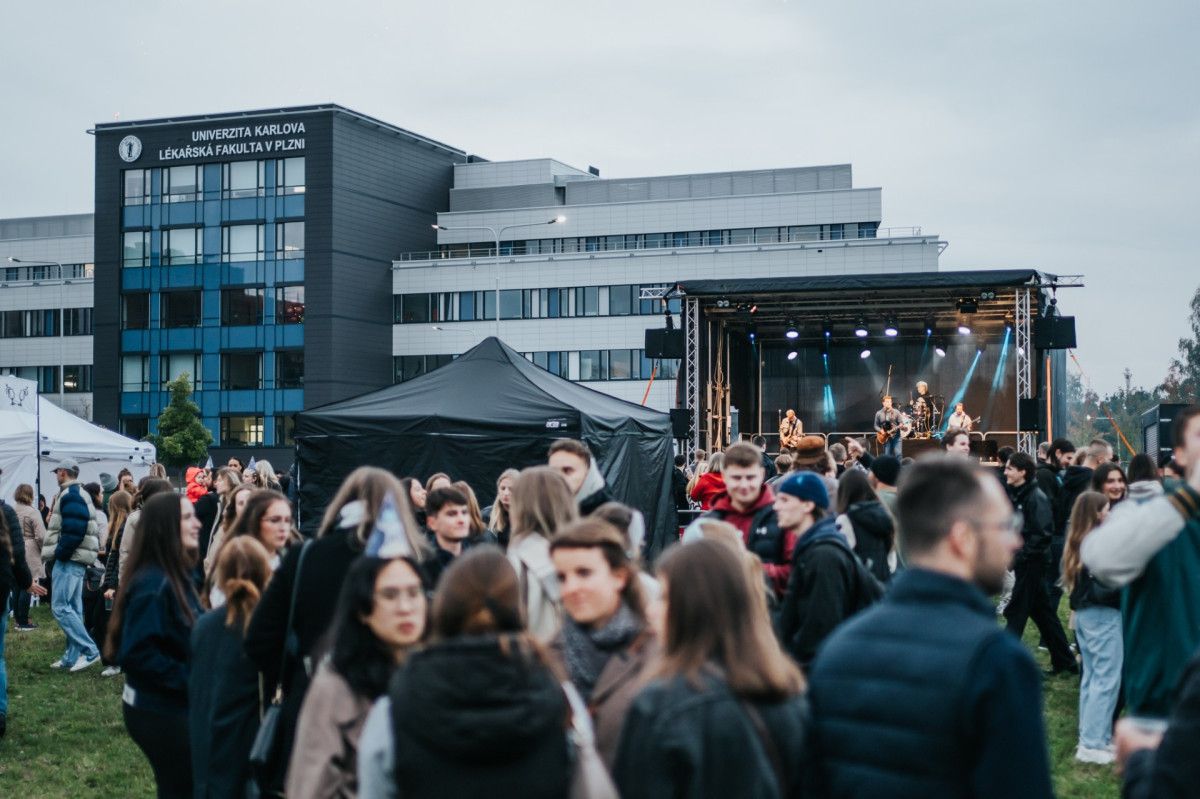 Lékařská fakulta v Plzni slaví 80 let a rozsvítí Karlovku velkolepým videomappingem