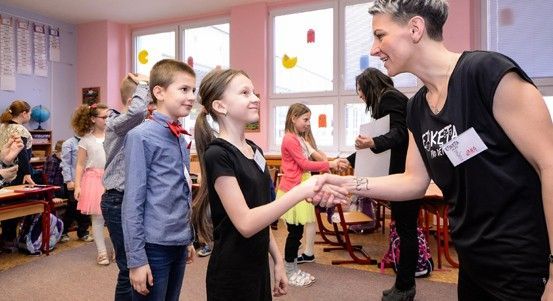 Plzeň zavádí etiketu do škol pro lepší společenské chování třetáků