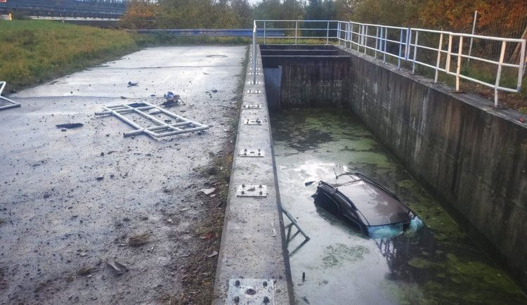 Mladík na D5 skončil autem v nádrži, škoda 300 tisíc