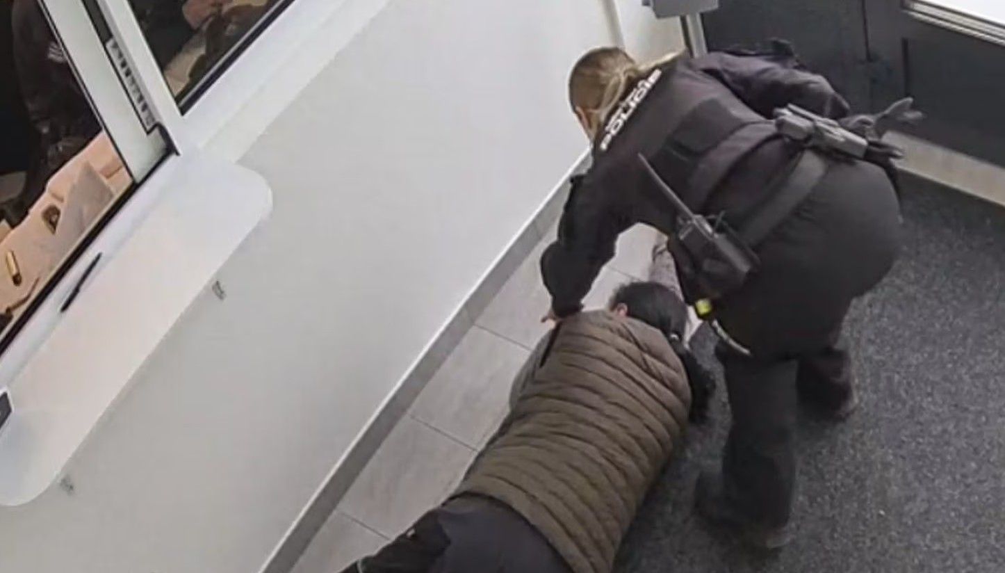 Opilá cizinka usnula na policii ve stoje s 3,4 promile