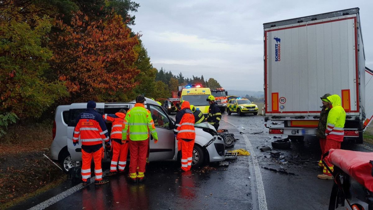 Tragický střet Fiatu s kamionem: řidič vážně zraněn