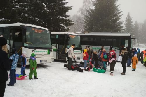 Foto: Stovka dětí z dětských domovů si užila lyže i boby na Špičáku