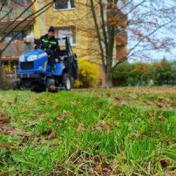 Na Jedničku naposledy vjely sekačky, sklízí spadané listí