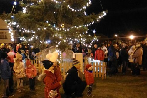 Foto: I v Radobyčicích už svítí vánoční strom