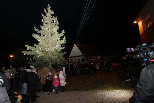 Foto: Obyvatelé Radobyčic rozsvítili vánoční strom