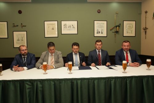 Foto: Plzeňský centrální obvod podepsal smlouvu o spolupráci s Plzeňským Prazdrojem