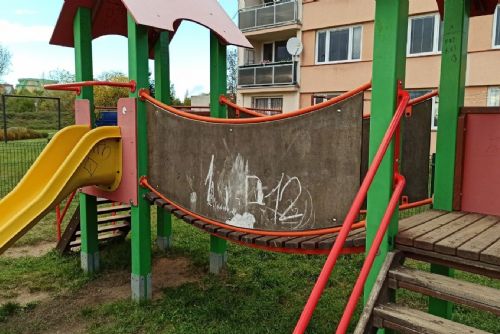 Foto: Trojka opět řeší vandalský útok na dětské hřiště