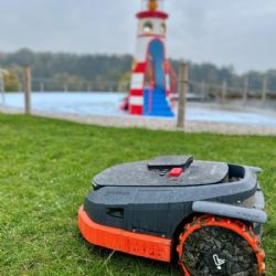 Trojka sází na moderní technologie, Škodaland sekají roboti