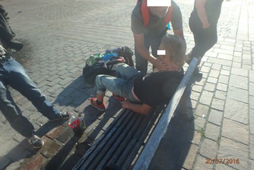 Foto: Opilec pospával na lavičce v centru
