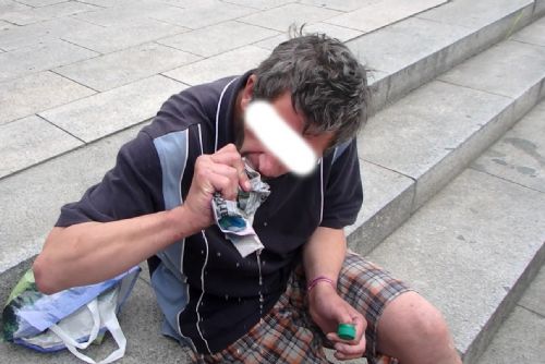 Foto: Opilý muž noviny máčel v kaluži rozlitého vína a ždímal do úst