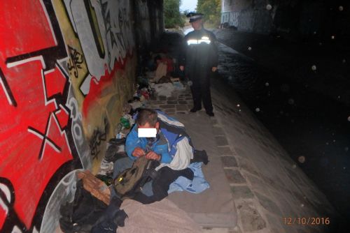 Foto: Ranní probuzení muže bez domova