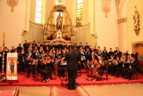 Foto: Na závěrečném koncertě akademického roku zazpívaly české a bavorské sbory