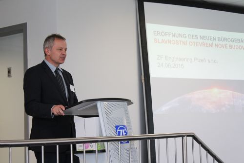 Foto: Rektor Holeček se zúčastnil otevření ZF Engineering