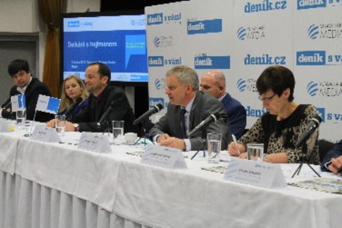 Foto: Rektor Holeček se zúčastnil panelové diskuse s hejtmanem