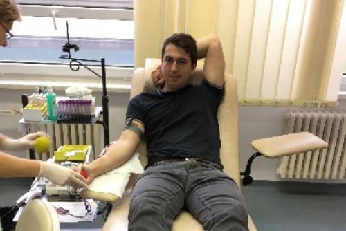 Foto: S univerzitním upírem darovalo krev 37 prvodárců