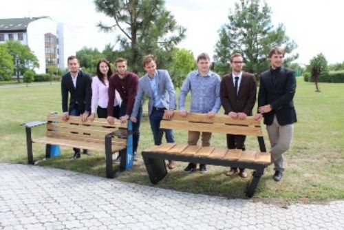 Foto: Studenti vymysleli chytré lavičky pro univerzitní kampus