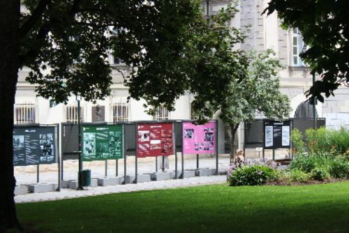 Foto: Výstava mapující 25 let univerzity zdobí Smetanovy sady