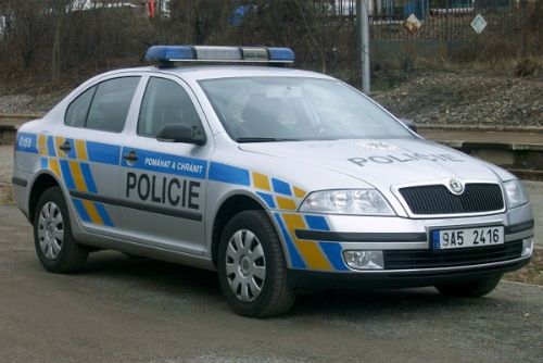 Foto: Řidič zemřel při nehodě u Štěnovic na kruhovém objezdu