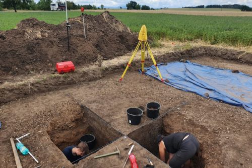 Foto: Archeologové z Plzně odkryli pod Řípem pohřební konstrukci