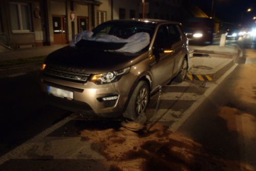 Foto: Auto v Lužanech narazilo do ostrůvku u přechodu