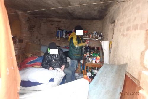 Foto: Bezdomovci nocují v rozpadlém domu na Lochotíně, jednoho hledala policie