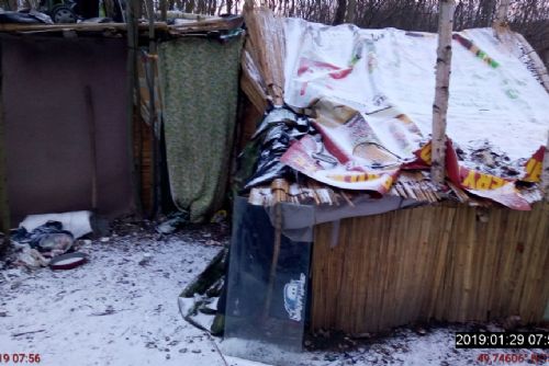 Foto: Bezdomovci se usídlili ve Vejprnické, dělají nepořádek