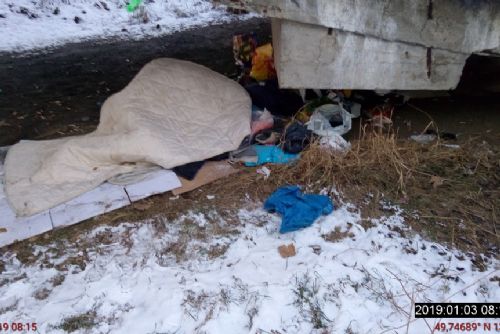 Foto: Bezdomovec si ustlal pod lávkou u Štruncáku