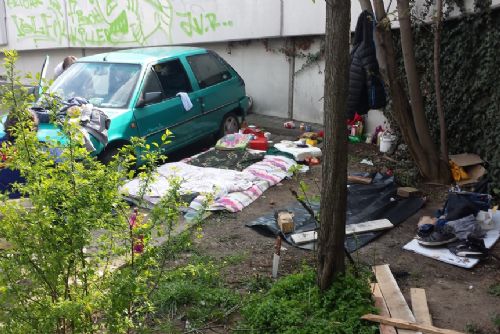 Foto: Bezdomovkyně se usídlily pod mostem Milénia, věci nacpaly do vraku auta