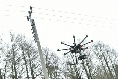 Foto: ČEZ Distribuce otestovala v kraji drony pro kontrolu zařízení ve špatně přístupném terénu