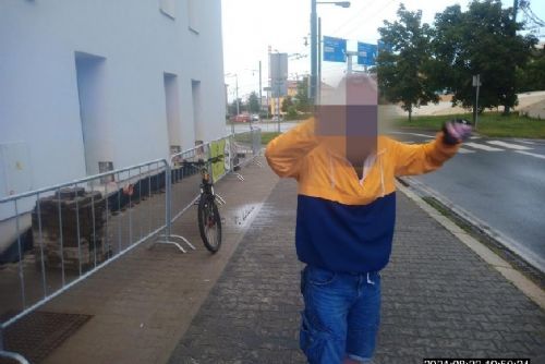Foto: Cyklista se na cestu ze zaměstnání posilnil alkoholem, jel Plzní v protisměru