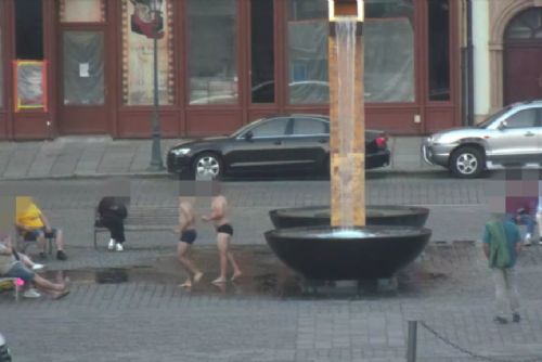 Foto: Další dva cizinci se koupali v plzeňské kašně