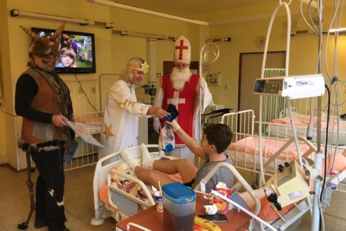 Foto: Děti v Nemocnici u sv. Jiří navštívili anděl, Mikuláš a čert 