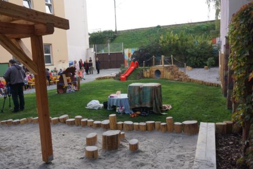 Foto: Děti z mateřinky v Resslově ulici si hrají v nové zahradě