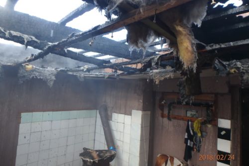 Foto: Děti zapálily v Čepinci seno, hasiči evakuovali deset lidí