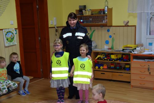 Foto: Děti ze školek v Plzni dostanou nové reflexní vestičky od strážníků