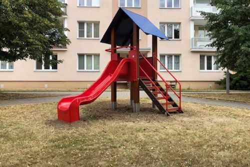 Foto: Dětské hřiště v Mandlově ulici na Borech má novou hrací sestavu