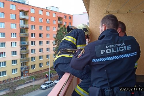 Foto: Dítě v Plzni zavřelo svou matku na balkoně