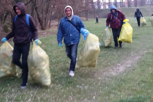 Foto: Do úklidu veřejného prostranství se v Plzni aktivně zapojuje i veřejnost